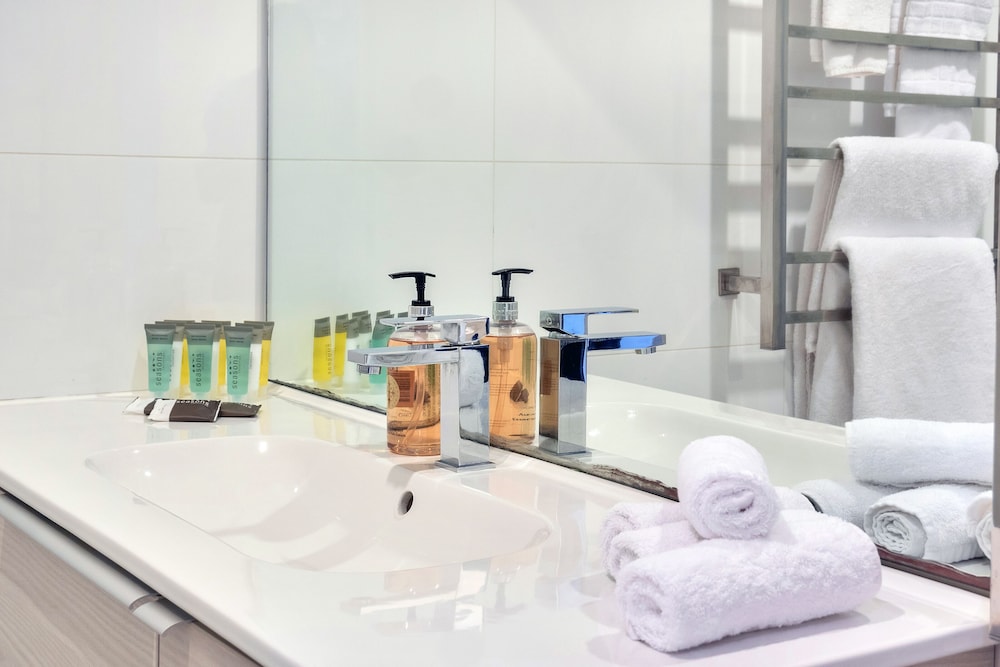 spacious 2 bedroom newmarket apartment w carpark