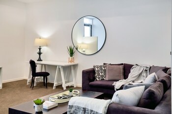 spacious 2 bedroom newmarket apartment w carpark