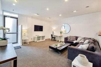 spacious 2 bedroom newmarket apartment w carpark