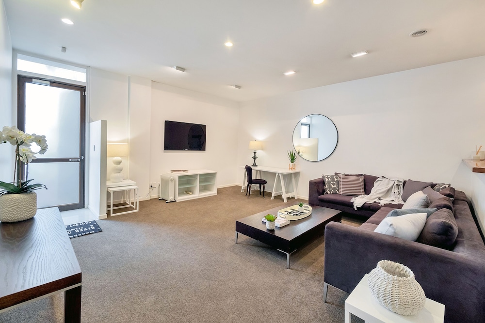 spacious 2 bedroom newmarket apartment w carpark