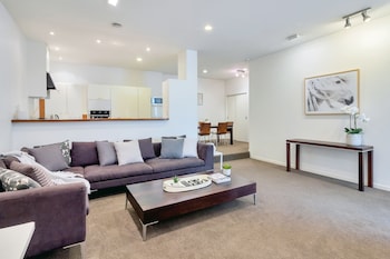 spacious 2 bedroom newmarket apartment w carpark