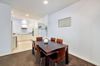 spacious 2 bedroom newmarket apartment w carpark