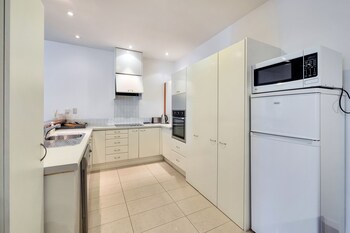 spacious 2 bedroom newmarket apartment w carpark