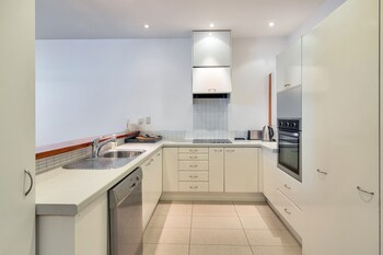 spacious 2 bedroom newmarket apartment w carpark