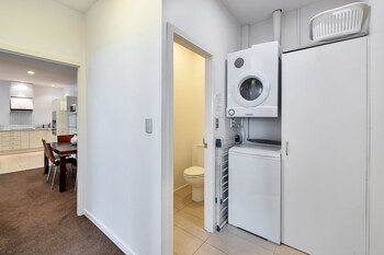 spacious 2 bedroom newmarket apartment w carpark