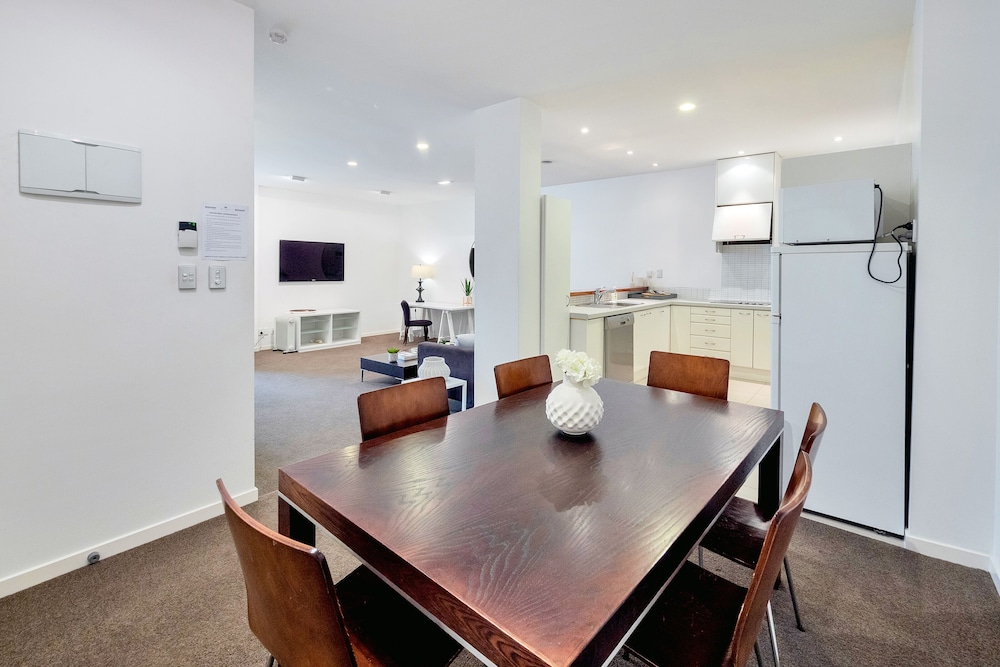 spacious 2 bedroom newmarket apartment w carpark