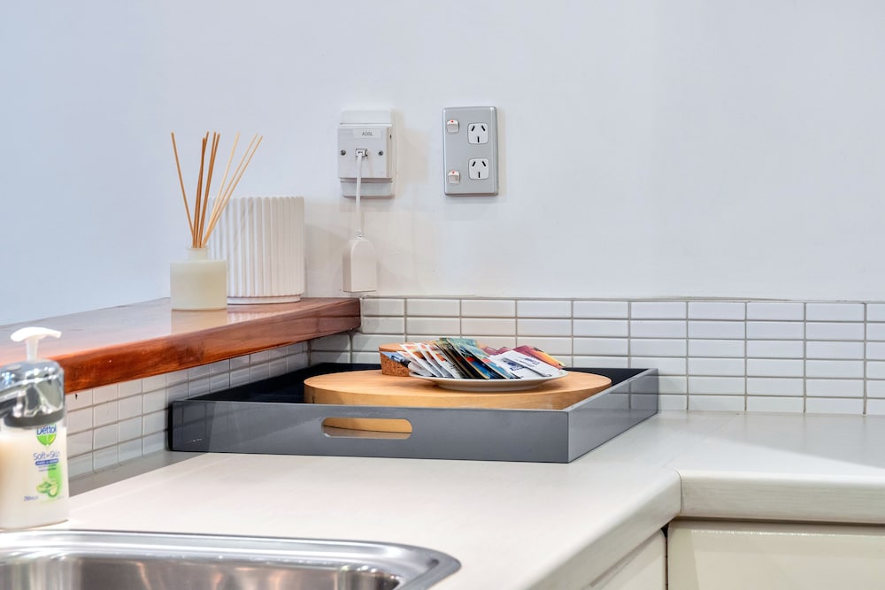 spacious 2 bedroom newmarket apartment w carpark