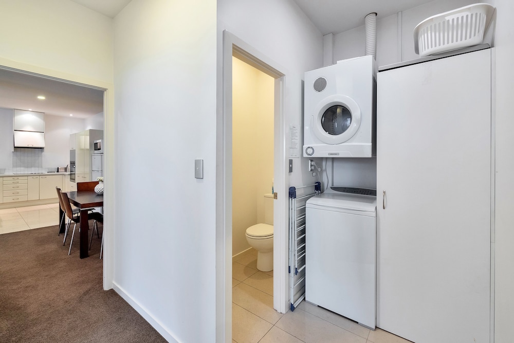 spacious 2 bedroom newmarket apartment w carpark