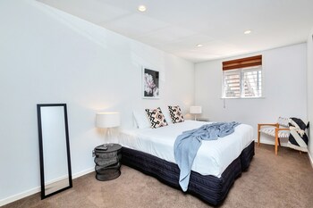 spacious 2 bedroom newmarket apartment w carpark