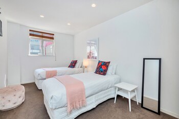 spacious 2 bedroom newmarket apartment w carpark