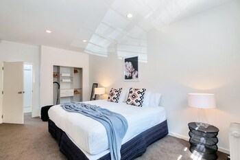 spacious 2 bedroom newmarket apartment w carpark