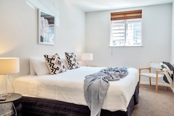 spacious 2 bedroom newmarket apartment w carpark