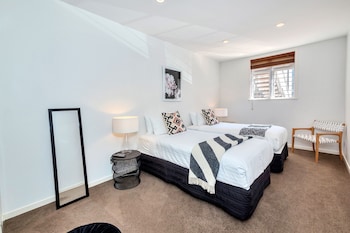 spacious 2 bedroom newmarket apartment w carpark