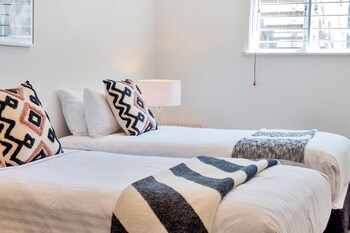 spacious 2 bedroom newmarket apartment w carpark