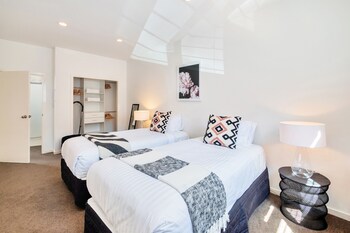 spacious 2 bedroom newmarket apartment w carpark