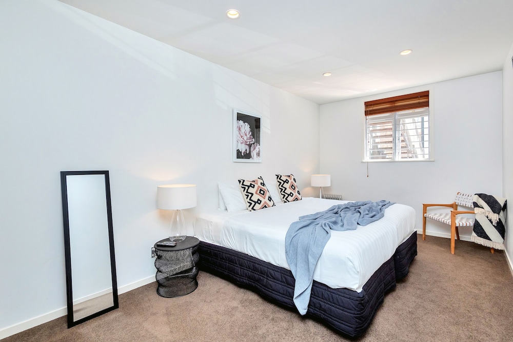spacious 2 bedroom newmarket apartment w carpark