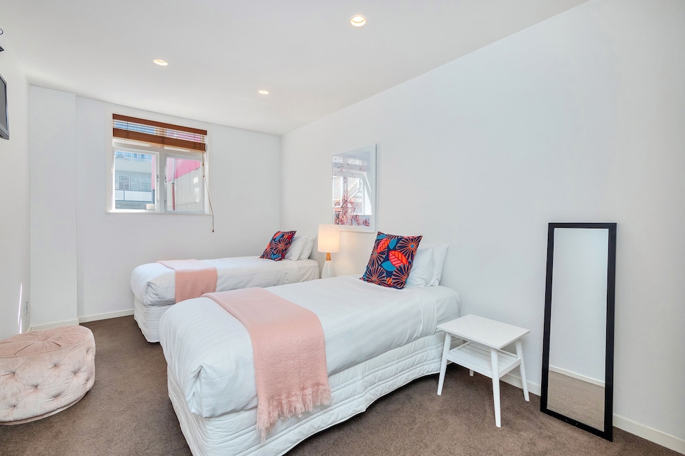 spacious 2 bedroom newmarket apartment w carpark