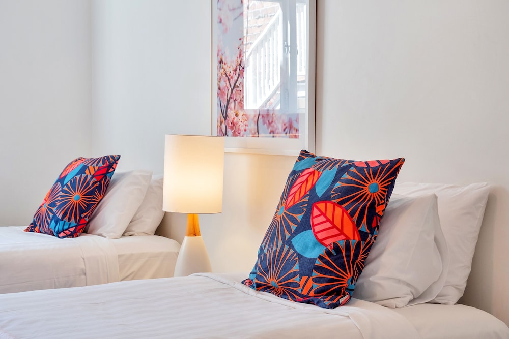 spacious 2 bedroom newmarket apartment w carpark