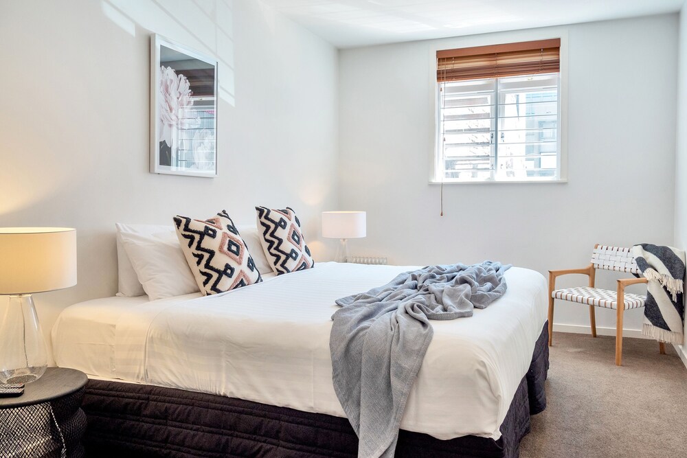 spacious 2 bedroom newmarket apartment w carpark