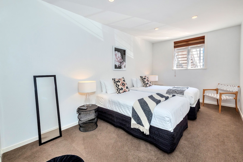 spacious 2 bedroom newmarket apartment w carpark