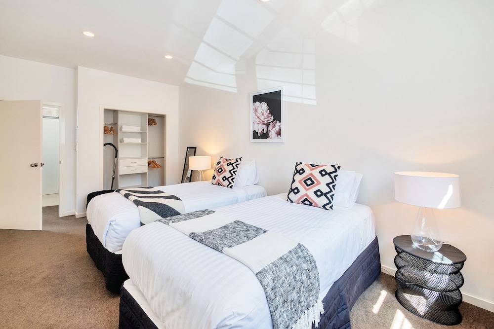 spacious 2 bedroom newmarket apartment w carpark