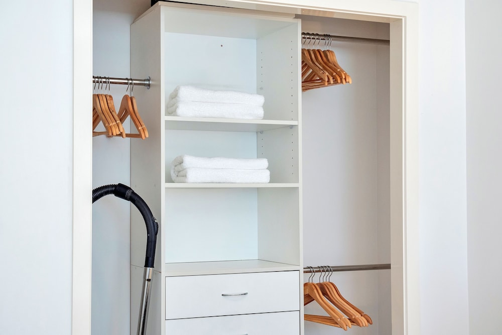 spacious 2 bedroom newmarket apartment w carpark