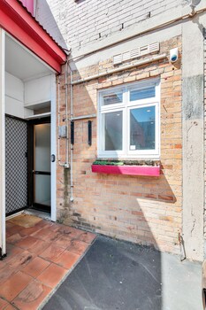 spacious 2 bedroom newmarket apartment w carpark