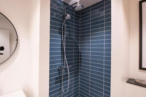 by the lakes apartments into this place