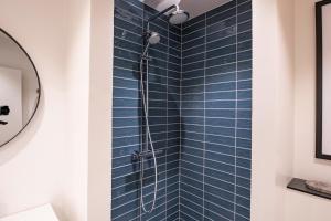 by the lakes apartments into this place