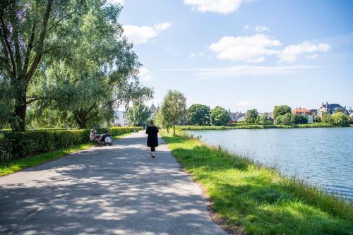 by the lakes apartments into this place