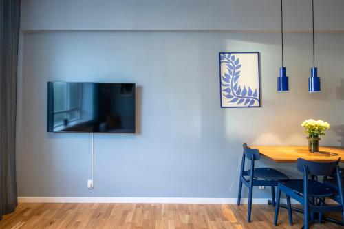 by the lakes apartments into this place