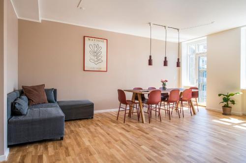 by the lakes apartments into this place