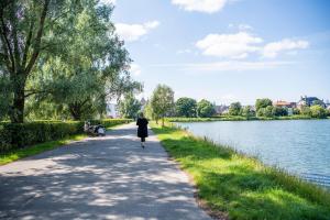 by the lakes apartments into this place