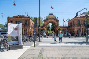 by the lakes apartments into this place