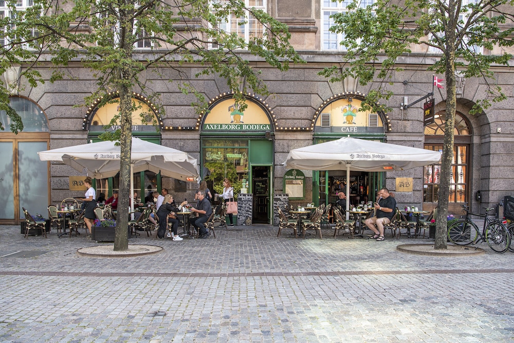 by the lakes apartments into this place