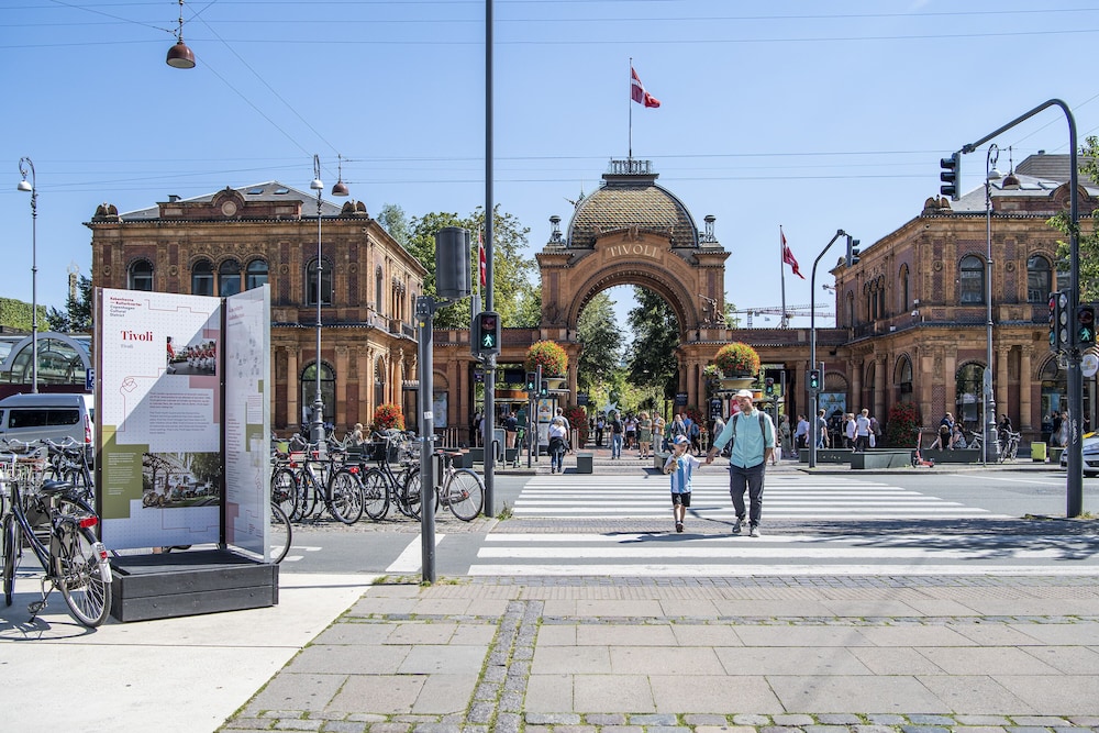 by the lakes apartments into this place