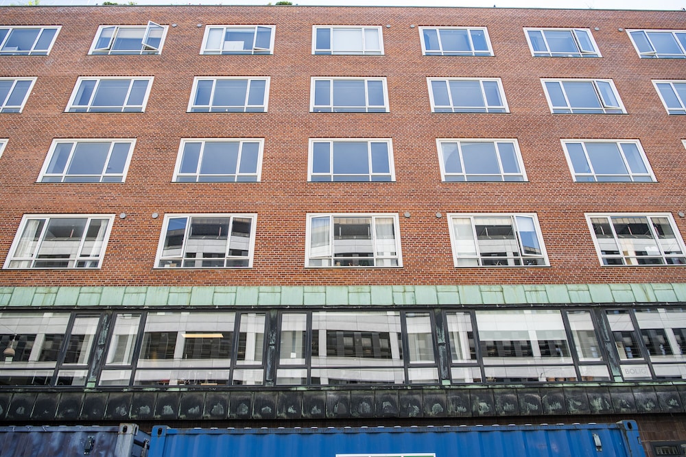 by the lakes apartments into this place