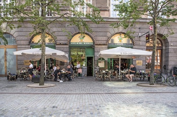 by the lakes apartments into this place