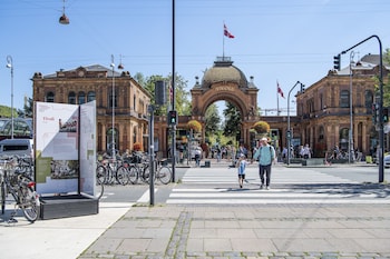 by the lakes apartments into this place