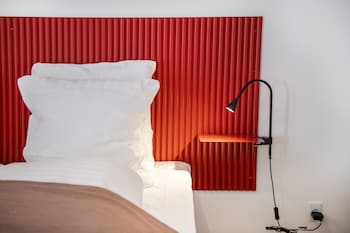 by the lakes apartments into this place