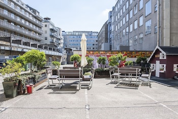 by the lakes apartments into this place