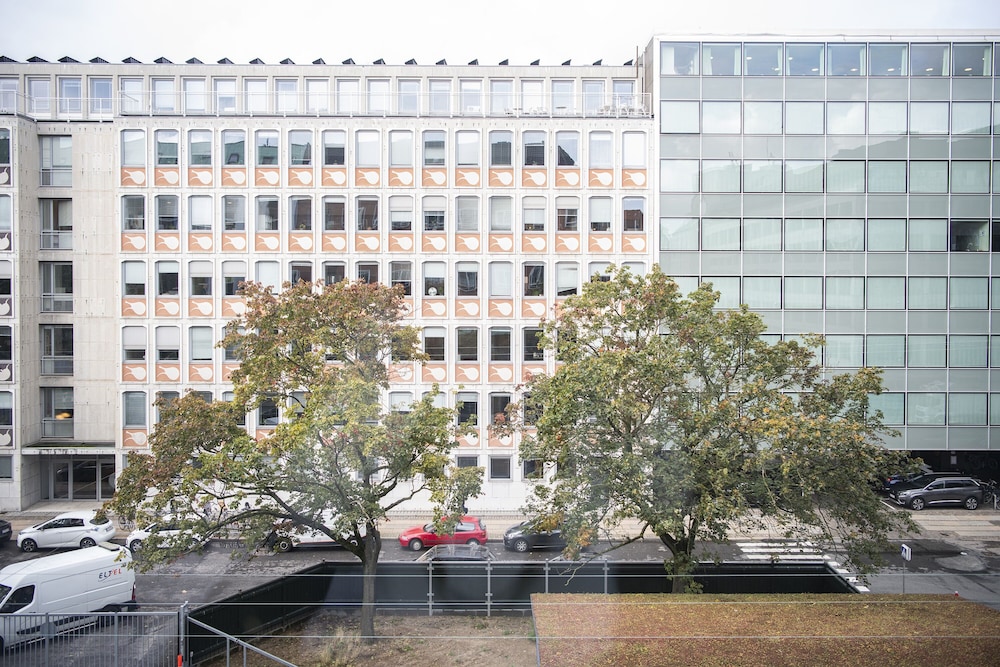 by the lakes apartments into this place