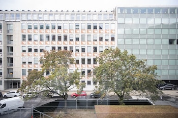 by the lakes apartments into this place