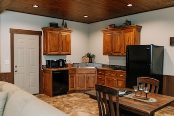 sojourners lodge and log cabin suites