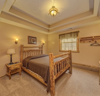 sojourners lodge and log cabin suites
