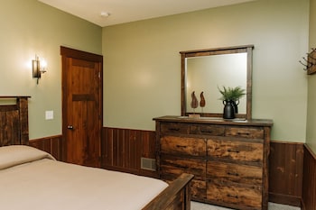 sojourners lodge and log cabin suites