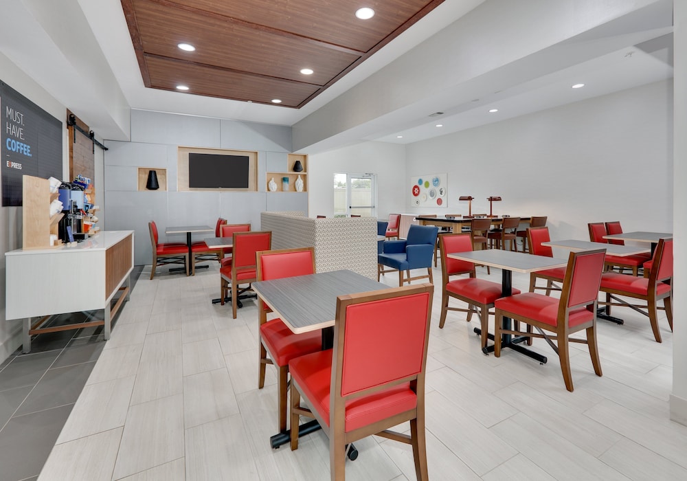 holiday inn express hotel and suites cleburne by ihg