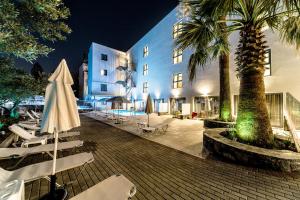 pollis hotel