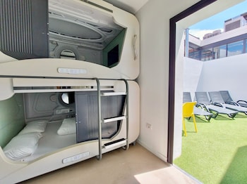 atypicap capsule hostel