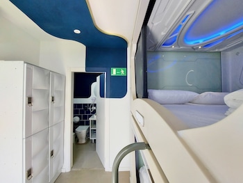 atypicap capsule hostel